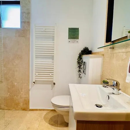 Maison Warmth - Elegant Sunlit 2br Near Piata Victoriei Apartmán